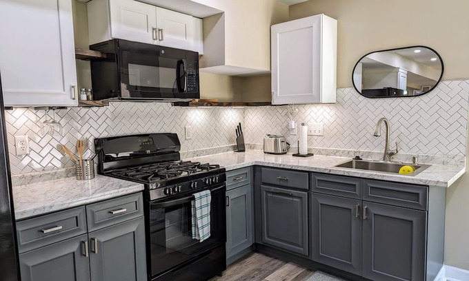 Paw Creek Apartment | 8 minutes to Whitewater Center. Cozy Modern Apartment