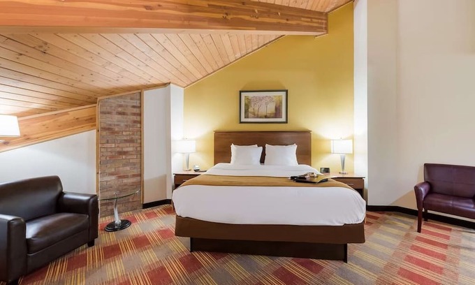 Hebron House | Cozy Stay with Free Parking, Near Newark Industrial Park and Local Attractions