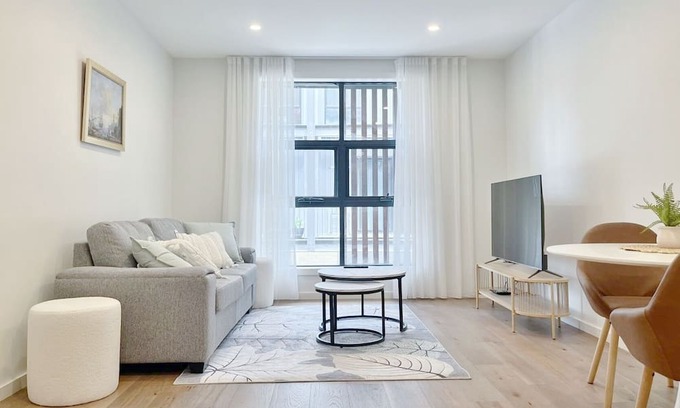 Braddon House | Cozy 2-bedroom townhome with AC and WiFi in charming Braddon