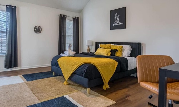 Ellendale House | The Queen Bee Suite: Work & Relax Retreat (C)