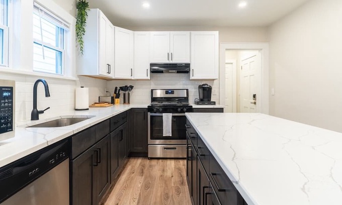Montclair Apartment | 2 Bedroom, 2 Bathroom + Office/den in Montclair! Laundry, Parking, Pets welcome!