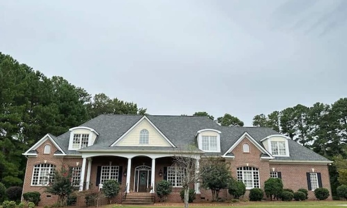 Raleigh House | Luxury home on 1.6 acre & 5 smart TVs w YouTube TV
