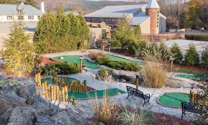 South Lee Condo | Holiday Inn Club Vacations Oak N' Spruce 2br suite Friday check-ins