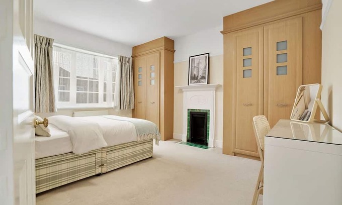 Finchley House | 5 bedroom house with 3 parking spaces and large private garden