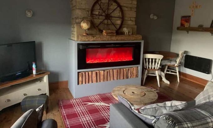 Queensbury Cottage | Stunning 1-Bed Cottage in Halifax