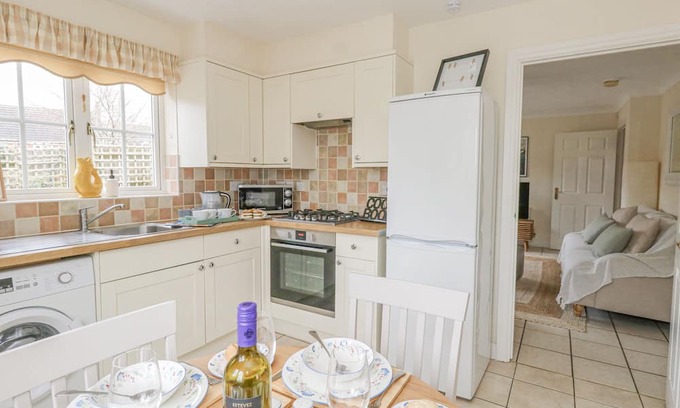 Sturminster Newton Cottage | NO. 98, pet friendly, with a garden in Sturminster Newton