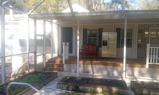 Crystal River House | 1 Acre Pristine Air 2+ Bdrm Home with Garden and Greenhouse near Crystal River