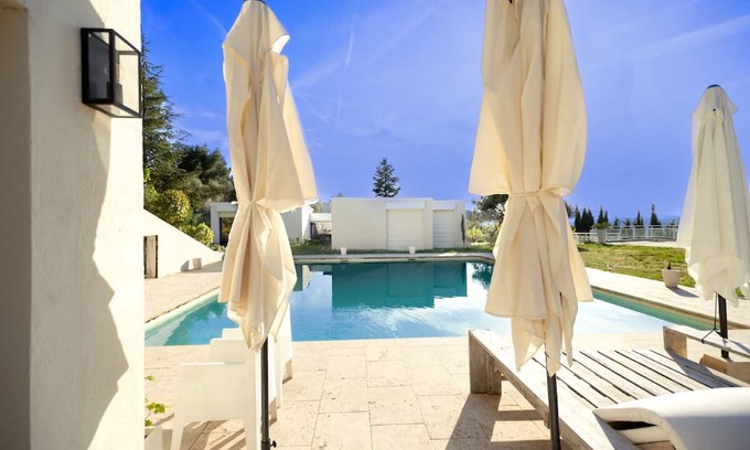 Roquefort-la-Bedoule Villa | Luxurious villa with private pool/tennis in the French vineyards 10min Cassis
