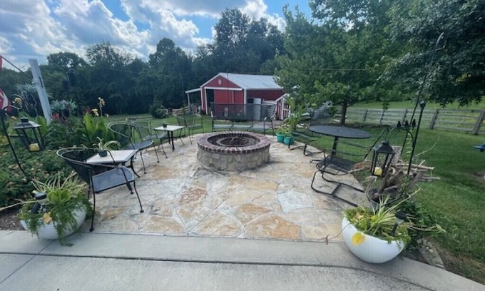 Goodlettsville Cottage | Cozy Cottage in Enjoyable Goodlettsville with WiFi, AC, minutes from downtown.