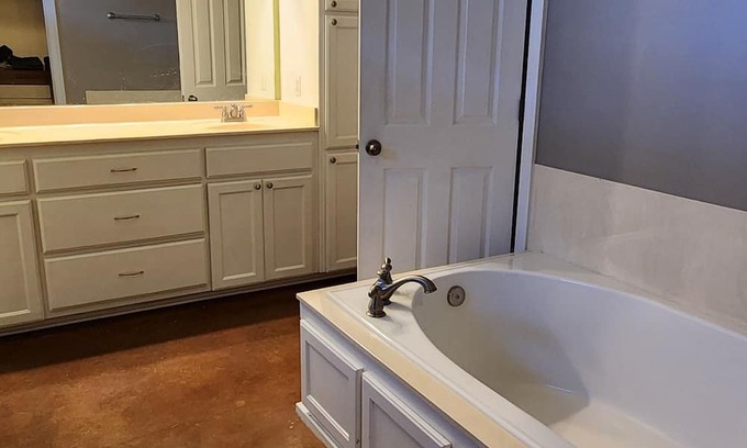 Addis House | Quiet Country Home Near LSU and Southern and Downtown Baton Rouge!