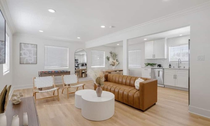 Los Angeles Apartment | Scandinavian Top Unit Apt! Game Table + Parking