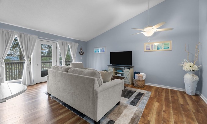 Fairfield Harbour Condo | Harbor Retreat. Enjoy this cozy, one bedroom apartment at Fairfield Harbor