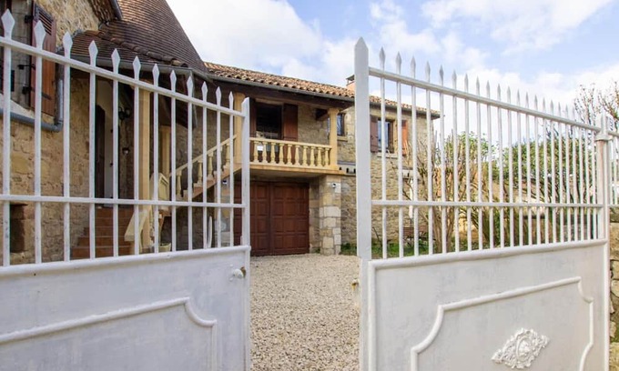 Eyzerac Cottage | Gite Eyzerac, 2 bedrooms, 4 persons