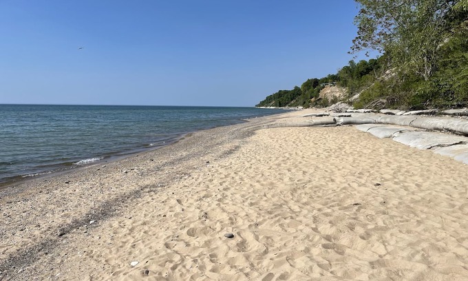 South Haven Cottage | Lakefront Cottage with Private Beach 10 min from South Haven