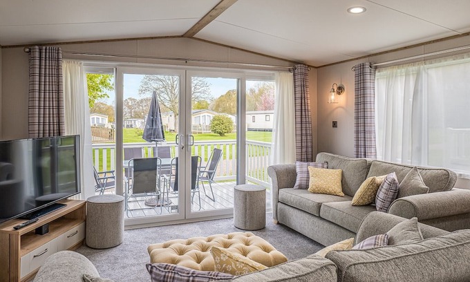 Kelso Apartment | Our Platinum caravans offer grand proportions and contemporary finishes throughout, the perfect plac