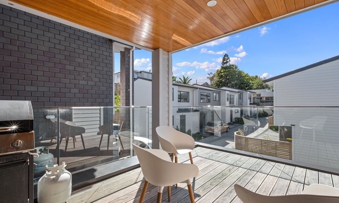 New Windsor House | Urban Oasis - West Auckland Townhouse