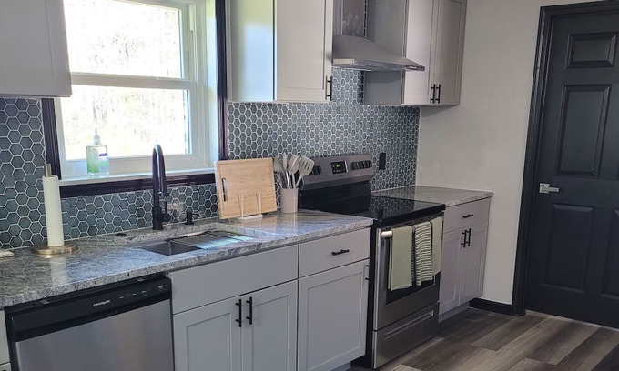 Loganville House | Lovely 3-bedroom house seating on 3 acrage with AC and WiFi in Loganville