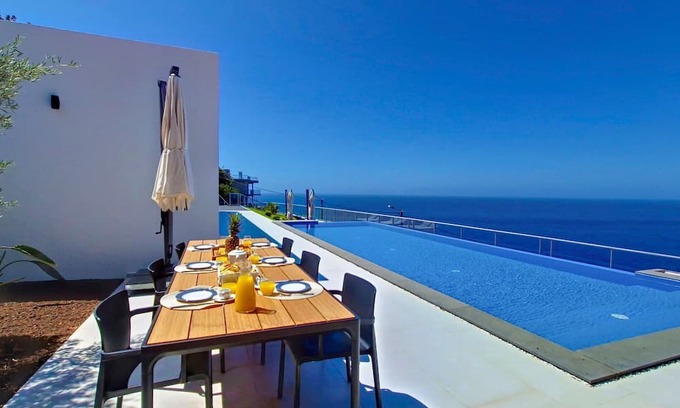 Tabua House | Villa Blue Horizon by LovelyStay
