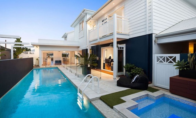Bundall Villa | Sprawling Exquisite Waterfront Elegance