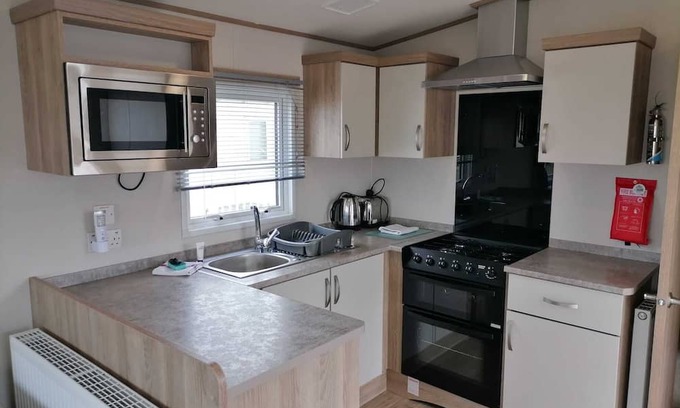 Dymchurch House | Ruby retreat - 2 bedroom with decking (D/F)