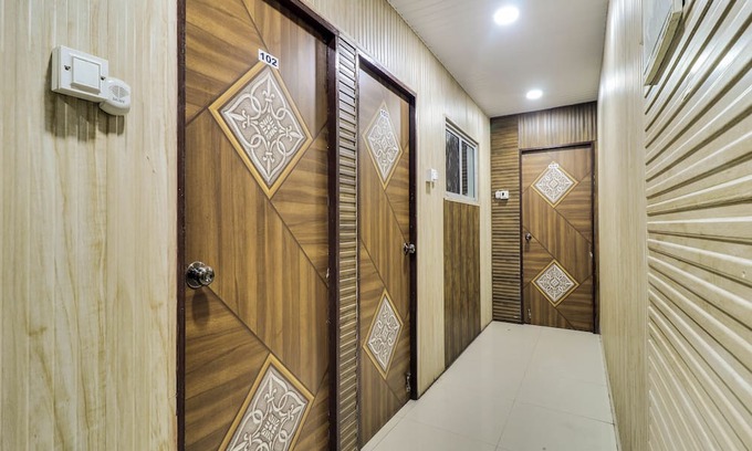 Girgaon Hotel | OYO Flagship Hotel Diamond