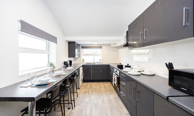 Aveley House | Luxury 4 beds, 3 baths, free parking, river view