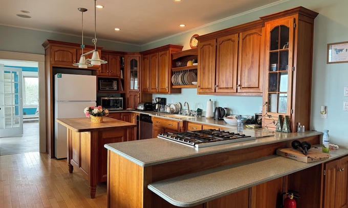 Lawrencetown House | Amazing ocean view , Private access to beach 🏖️.