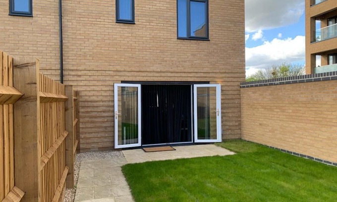 South Ockendon House | Brand New Entire 4 Bed House/Multiple Parking
