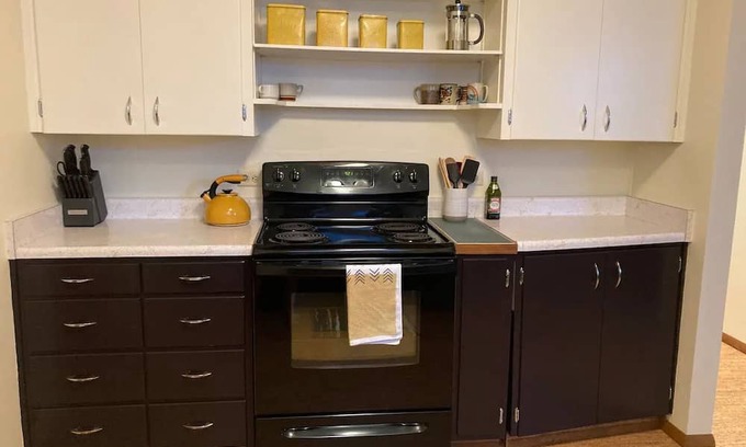 Butte Apartment | Clean and Cozy Westside Stay