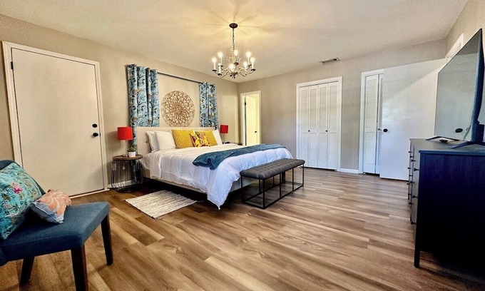 Reservoir House | Near it all! 2700 SqFt 1-level w/4 Comfy Kings!