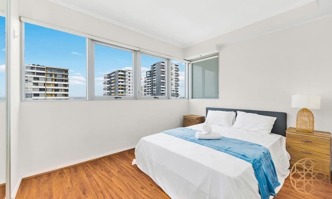 Burwood Apartment | Steps to Train&Shopping with Pool for 6ppl Burwood