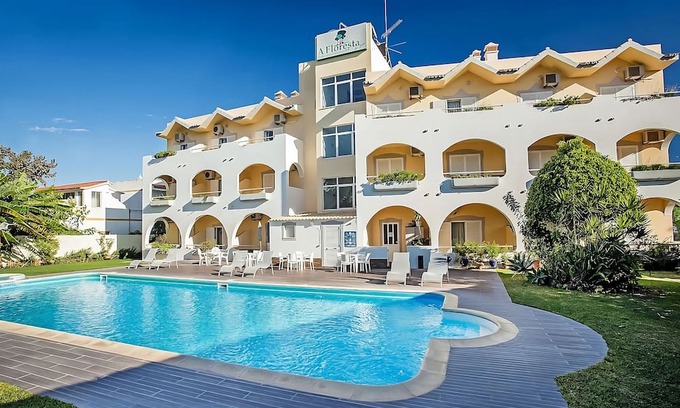 Figueiral House | Enjoy a Hassle-Free Stay! 1BR Apartment with Kitchenette, 2 Outdoor Pools!