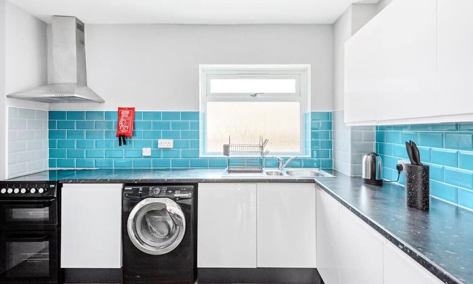 Severn Beach House | 4BR Contractor Pad -70 INCH TV! & Free Van Parking