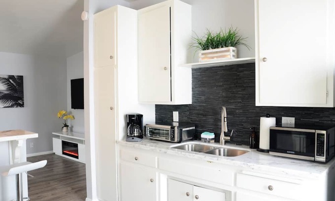 El Segundo House | Coastal Charm Retreat: 2bdr, Fully Private Guesthouse 10mins to LAX, Beach, SoFi