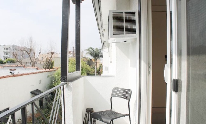 Palms Apartment | ☆ Gem Apt. in Culver City ☆ Nearby Restaurants, Hotels, Parks, Beach and MORE!
