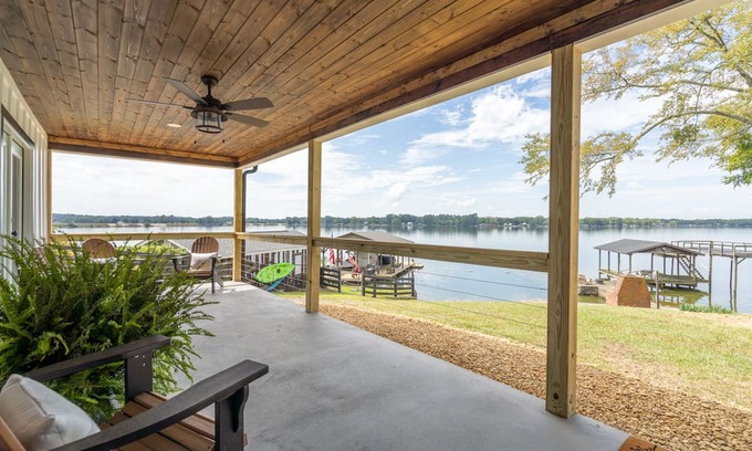 Centre House | Sunset Paradise on Weiss Lake