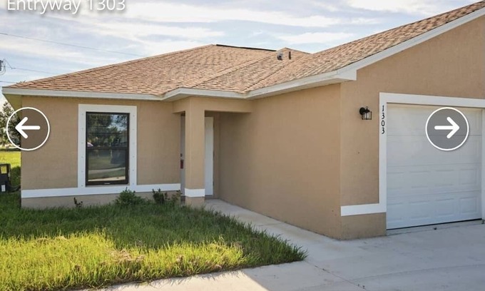 Cape Coral House | NEW 3 Bed 2 Bath with Full Size Kitchen Vacation Home - Free Wifi and Parking