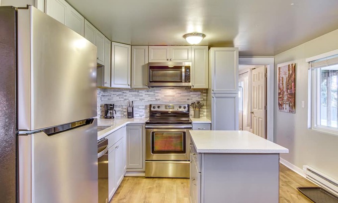 Bothell Apartment | Modern Lower-Level Apt ~ 4 Mi to UW Bothell!