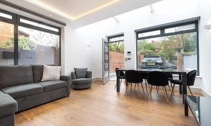 Frognal and Fitzjohns House | Fabulous House in Hampstead (FAV41)