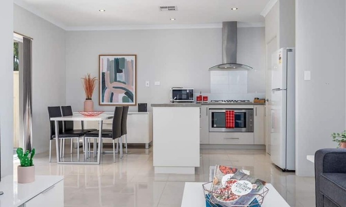 Ardross House | Minimalist suburban villa*Garden City*Family Friendly*