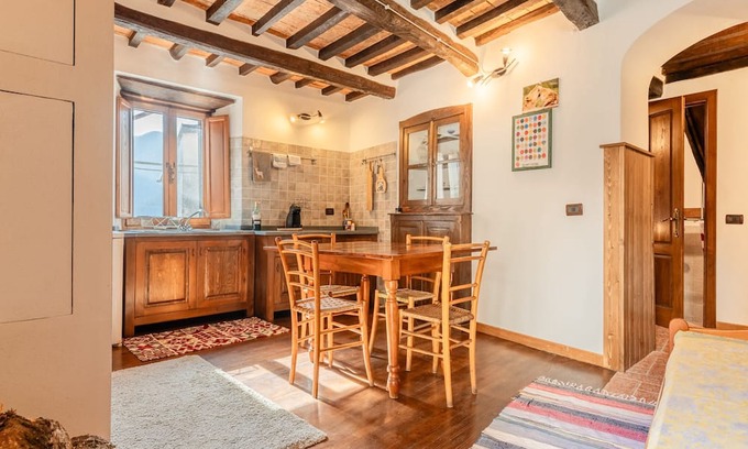 Trassilico House | Holiday Home 'Dimora La Rocca' with Views of "Monte Forato" in the Alpi Apuane