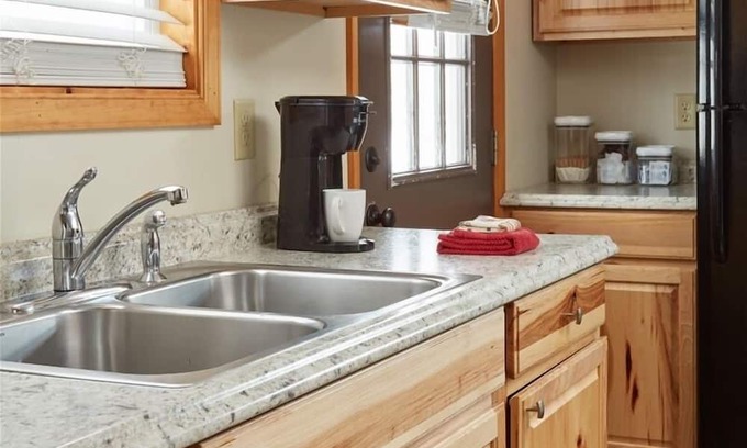 Hood House | Birds and Bees Cottage | 2 Bed, 1 Bath