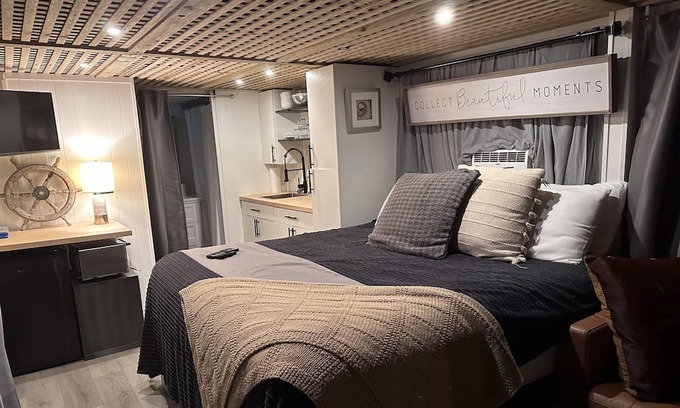 Hendricks and Venice Isles Boat Rental | Houseboat off Las Olas! 5 mins from the beach