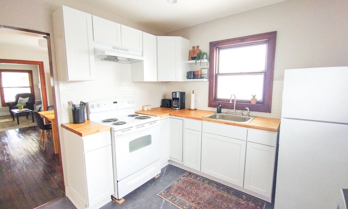 Kettering House | Cozy Retro Modern Duplex in a central location in Dayton, Ohio