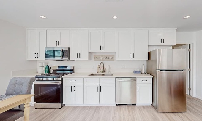 Northridge House | Stylish, sunny retreat with patio & W/D - near golf & theme parks - dog-friendly
