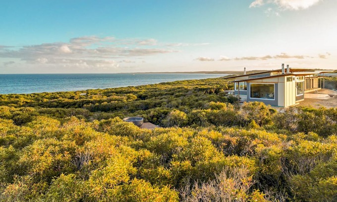 D'estrees Bay House | From this cosy accommodation there’s a sense of unblinkered exploration.