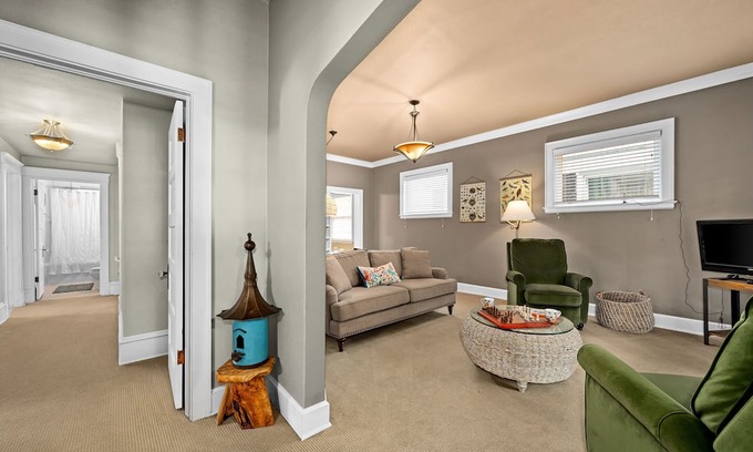 Superior House | Bluebird Cottage - Your Duluth/Superior Retreat