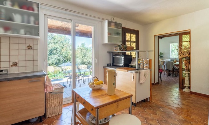 Sabran House | Holiday Home 'Vacances Dans Le Gard' with Private Garden and Wi-Fi