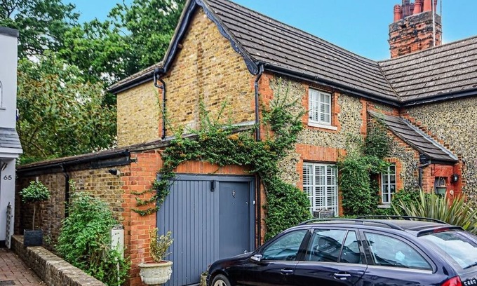 Bushey Bed & Breakfast | Flint Cottage Bed & Breakfast