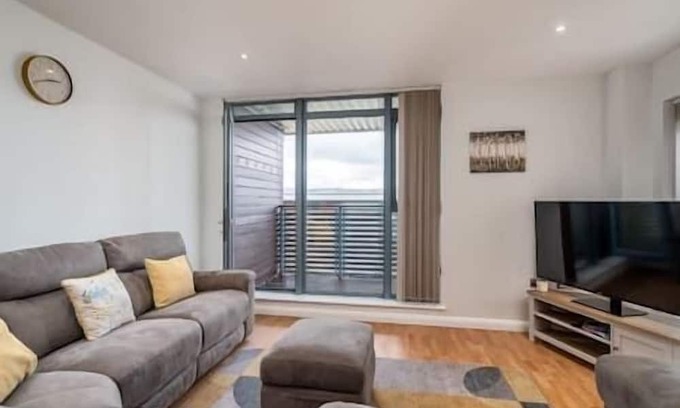 Watford Apartment | Spacious 2 Bed Flat | Free Parking, 15 min to Warner Bros, Nearby Supermarket,